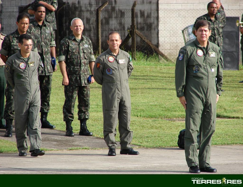 Cel. Paulo Ricardo dá o comando de embarque.