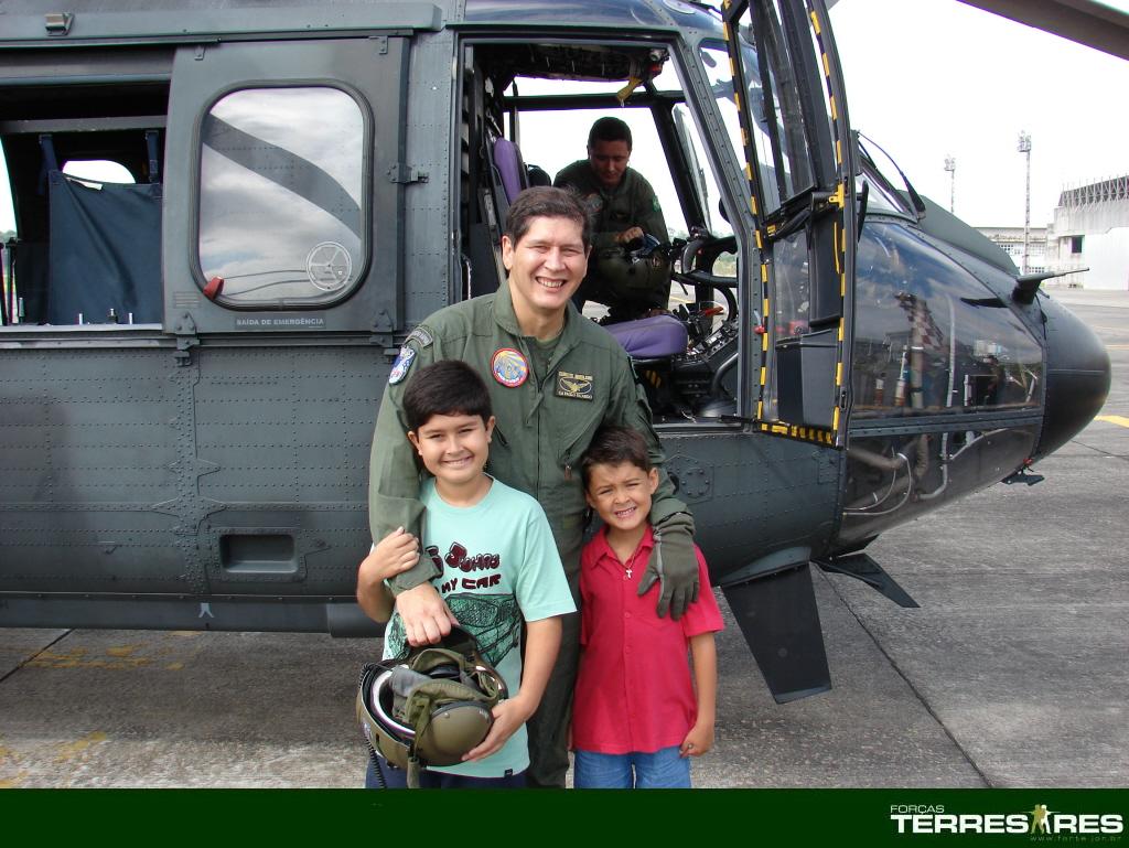 Cel. Paulo Ricardo recepcionado pelo seu filho e um sobrinho