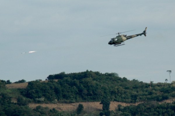 HA-1 Fennec disparando foguetes