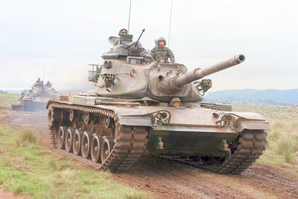 Exército coloca veículos blindados em Roraima na fronteira com a