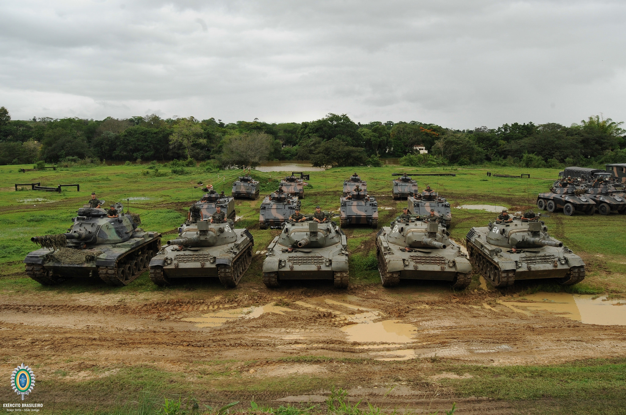 Veículos do Exército exibiram bandeira vermelha e branca da cavalaria, não  de Cuba