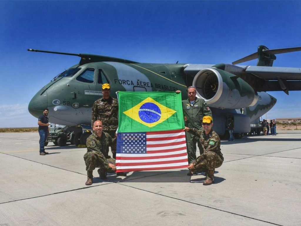 Salto de amostragem técnica na aeronave KC-390 Millenium por  oficiais-generais