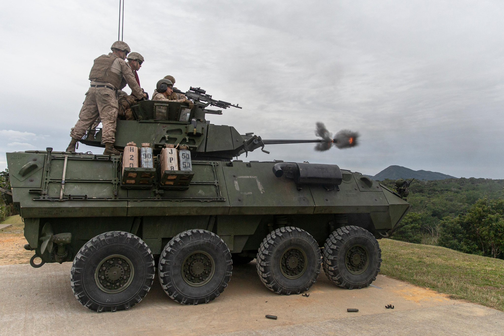 Fuzileiros Navais dos EUA praticam tiro real em Okinawa - 2