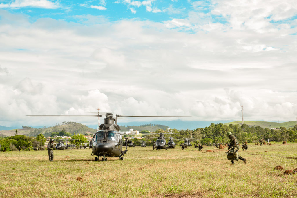 Tropas Do Exército Brasileiro E Do Us Army Realizam Assalto Aeromóvel No Segundo Dia Da