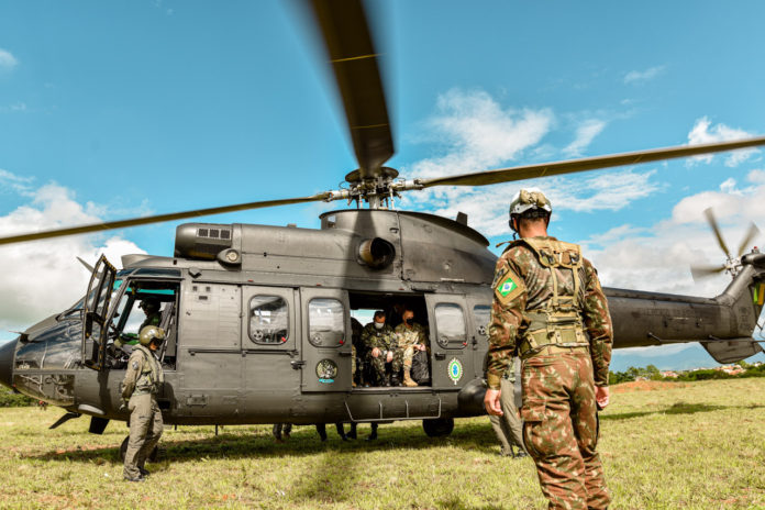 Tropas Do Exército Brasileiro E Do Us Army Realizam Assalto Aeromóvel No Segundo Dia Da