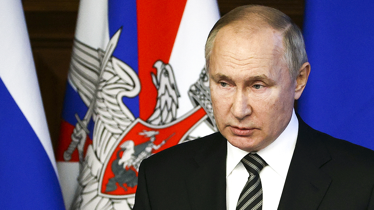 Quem é o enxadrista nascido na Ucrânia que apoia Putin e seus