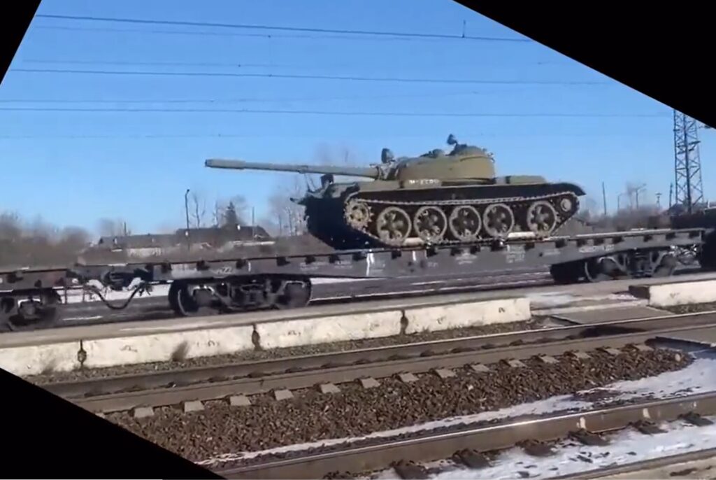 T-55 russo sendo transportado por trem na Russia