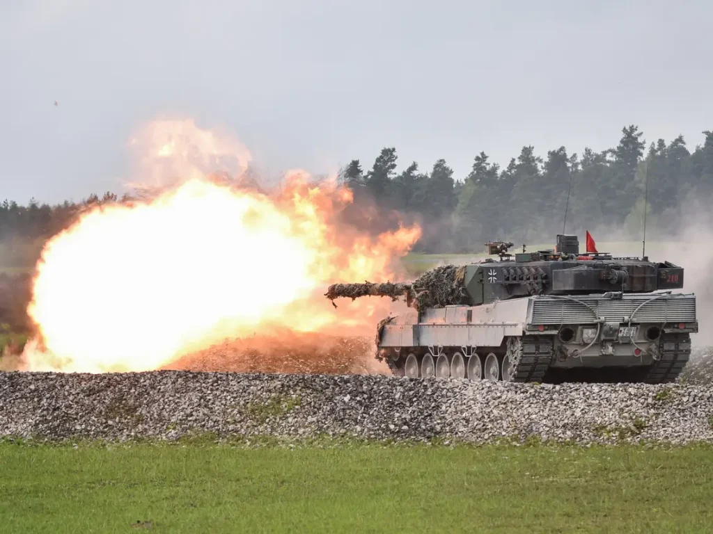 Leopard 2A6 disparando