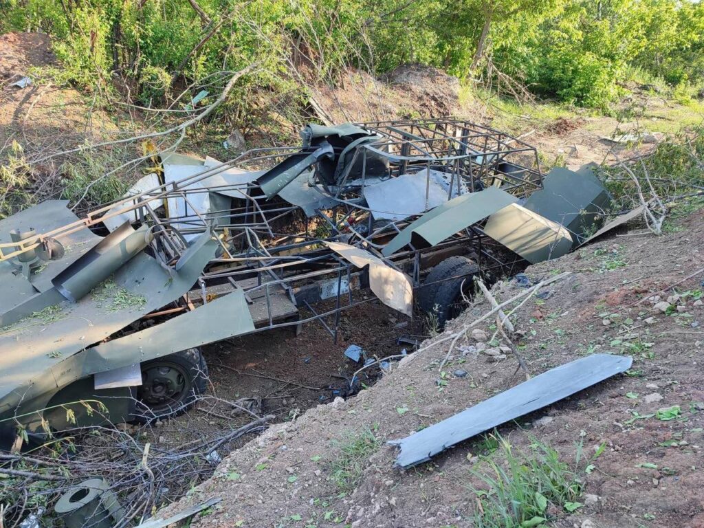 modelo do autopropulsado 2S1 Gvozdika ucraniano destruído por um Lancet russo