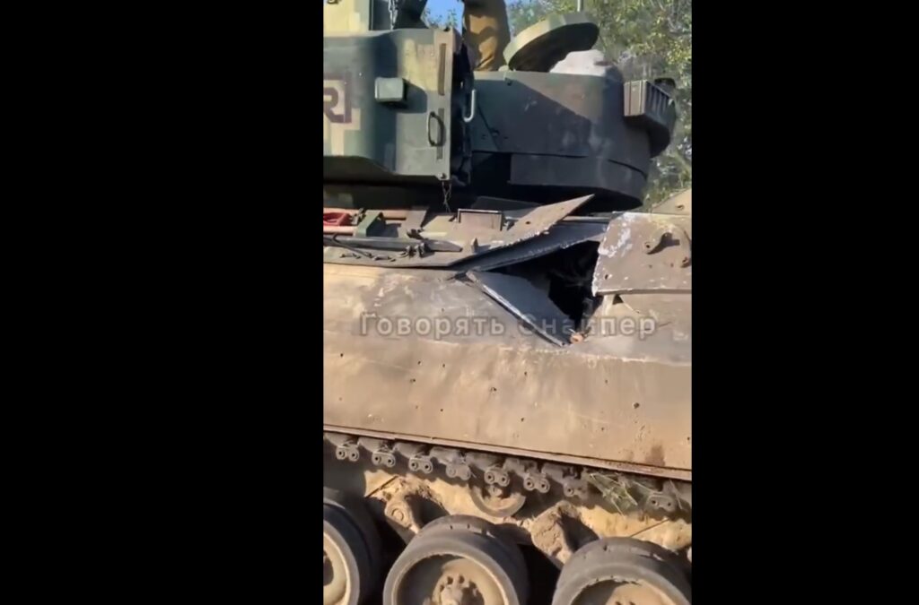 m2 bradley com tiro de t-72 no casco