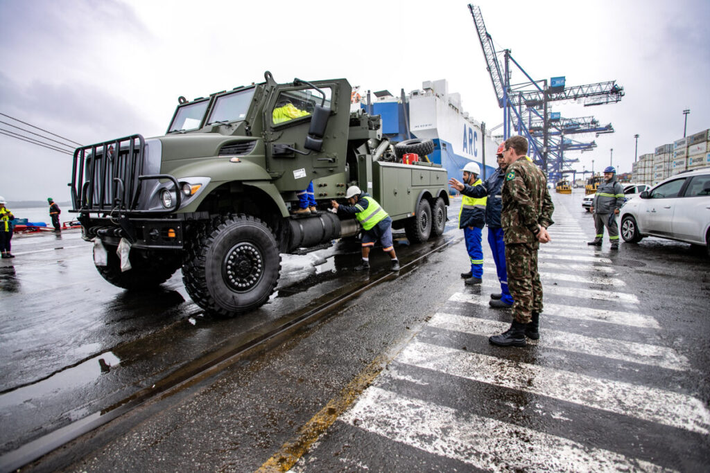 Porto de Paranaguá desembarca viaturas do Exército fabricadas nos EUA