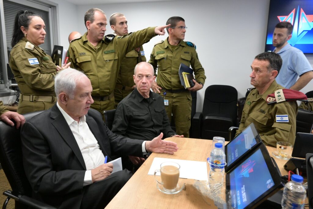 O primeiro-ministro Benjamin Netanyahu (L) reúne-se com o ministro da Defesa Yoav Gallant (C) e chefes militares na sede das IDF em Tel Aviv para uma avaliação de segurança em 8 de outubro de 2023. (GPO)