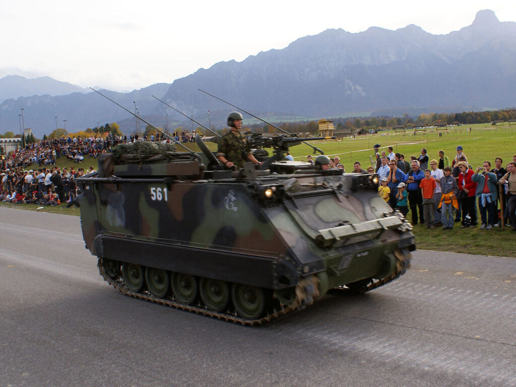 1280px-M_113_Kdo_-_Schweizer_Armee_-_Steel_Parade_2006