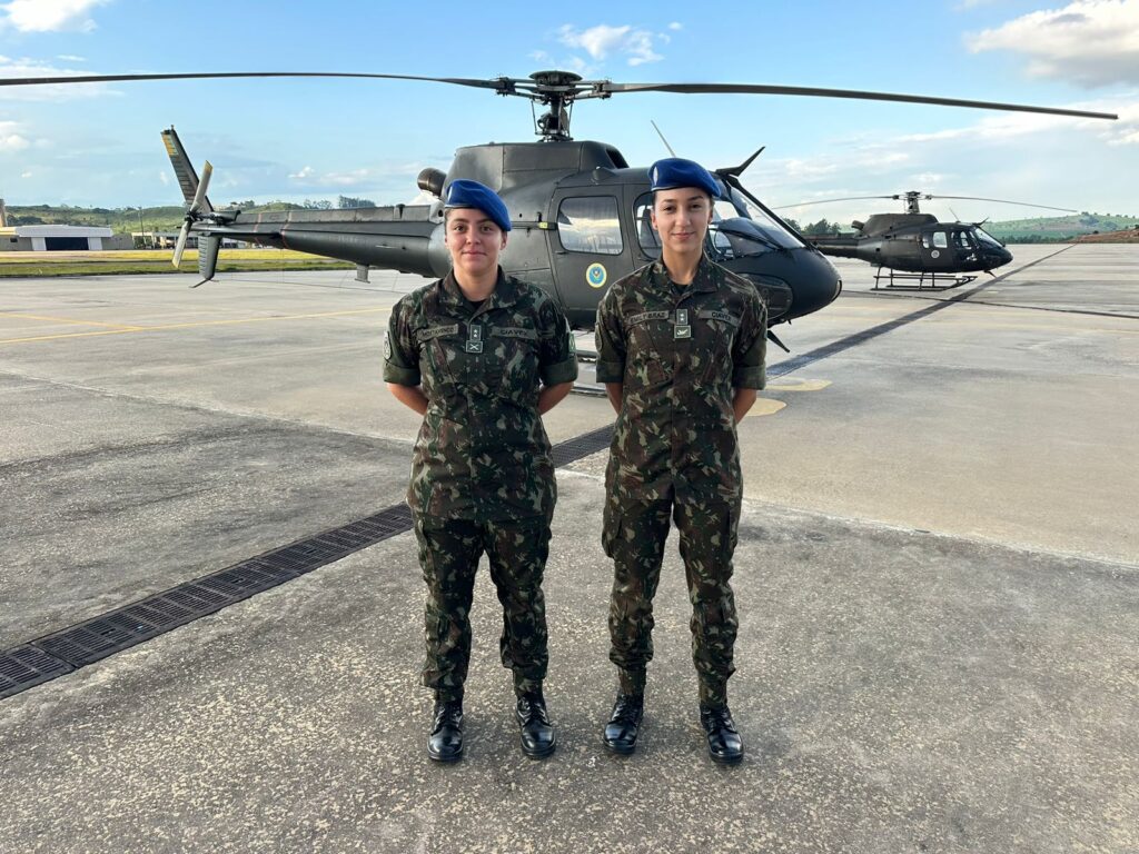 Mulheres integram os cursos de piloto e de gerência de aviação do Exército