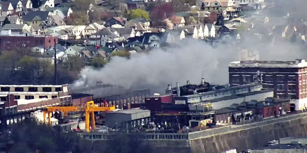 incendio em fabrica de municao dos EUA