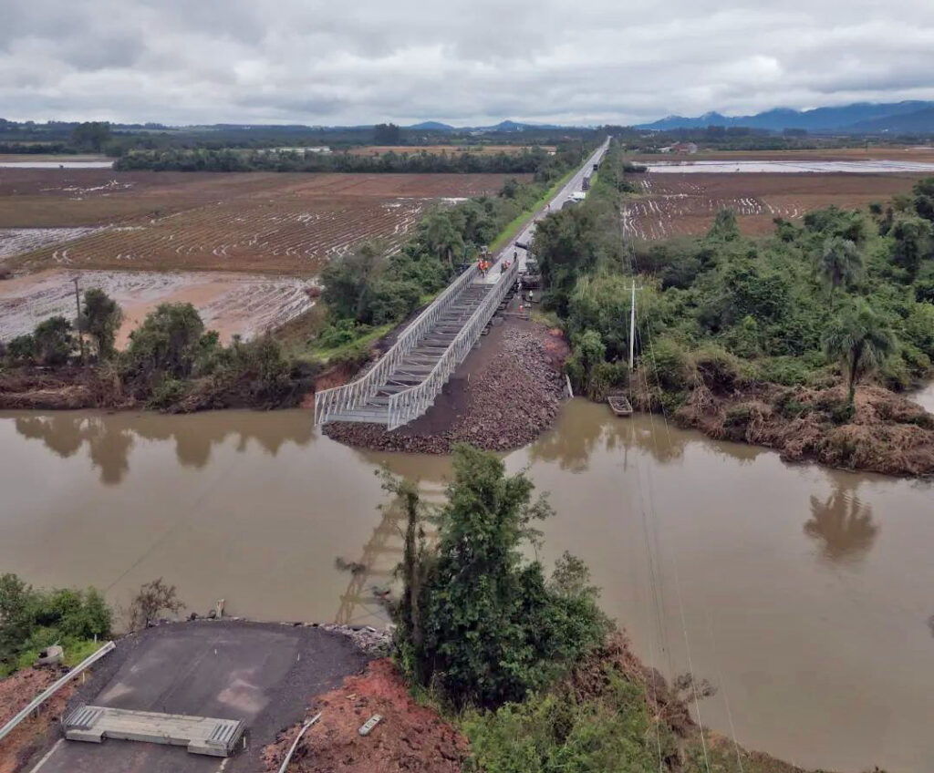 Ponte lançada pela Engenharia Militar restabelece acesso em rodovia do Rio Grande do Sul