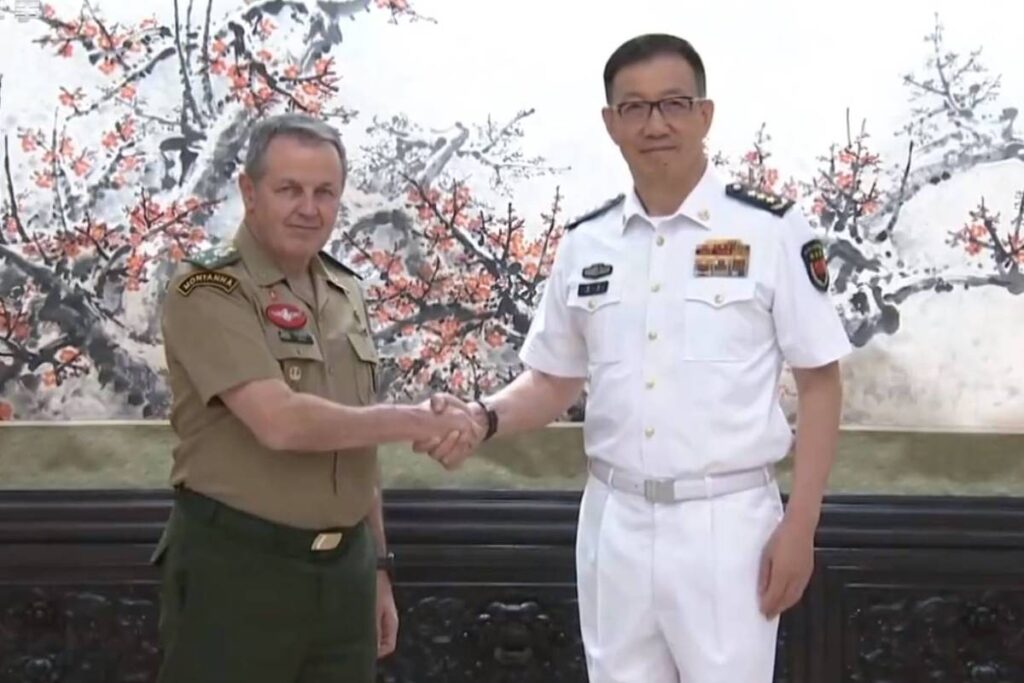 General Tomás Paiva e almirante Dong Jun