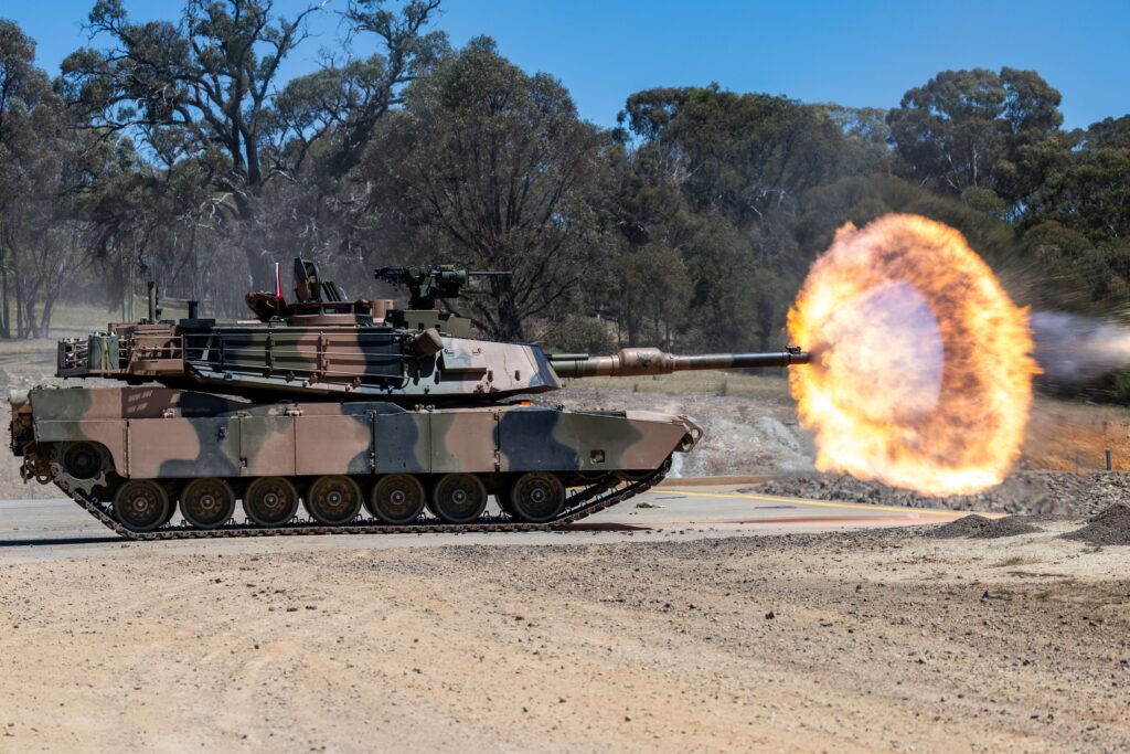 Tanques M1A2 Abrams SEPv3 do Exército Australiano realizam exercício de tiro real